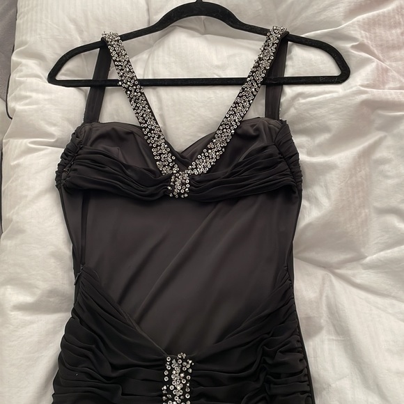 Black low back w sequins gown - Picture 5 of 7